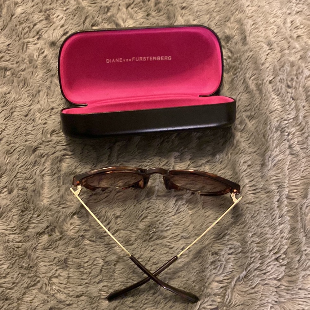 Tortoise Shell Gold Sunglasses - Picture 4 of 5